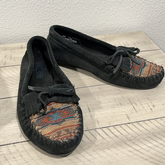 Minnetonka moccasins with tread - Picture 3 of 8